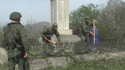 Российские миротворцы в Нагорном Карабахе помогли восстановить военный монумент