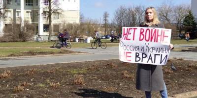В Пскове россиянка одна вышла на протест против войны РФ с Украиной - ТЕЛЕГРАФ