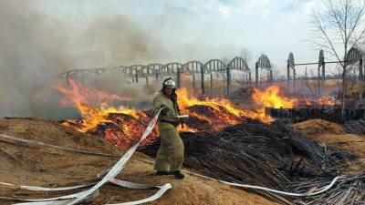 На складе отходов деревообработки в Биробиджане произошел пожар