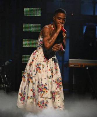 Почему брутальный рэпер Kid Cudi носит романтическое платье в цветочек?