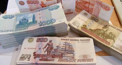 Курс рубля падает по отношению к доллару