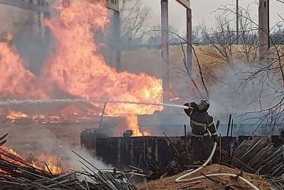 Пожар на складе в Биробиджане распространился на 5 тысяч квадратов
