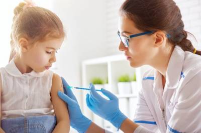 Роспотребнадзор оценил возможность использования вакцины от COVID-19 для детей
