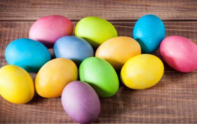 Как сделать разноцветные яйца к Пасхе при помощи подручных средств: доступные натуральные красители