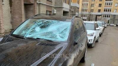 Оконная рама рухнула на автомобиль в Казани