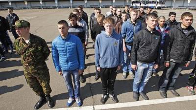 Мужчины призывного возраста массово бегут из Украины за границу