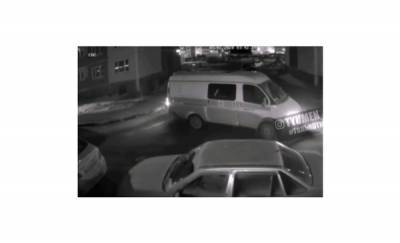 Тюменцы распространяют видео, на котором "водитель скорой помощи" сливает бензин с чужой машины