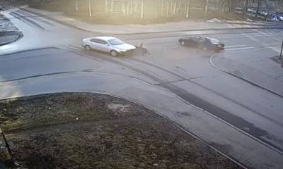 В Петрозаводске две машины столкнулись на перекрестке