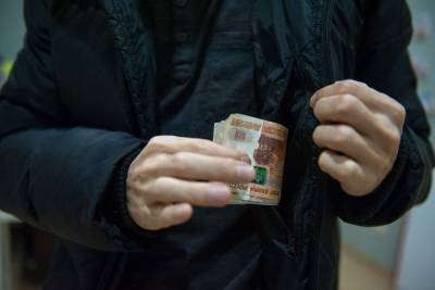 Астраханская домработница, проживающая с работодателем за его счет, похитила у него деньги и скрылась
