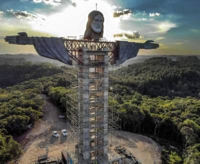 В бразильском Энкантаду строят новую статую Христа – она выше, чем в Рио