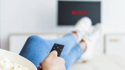 Стриминг Netflix будет выпускать сериалы в России