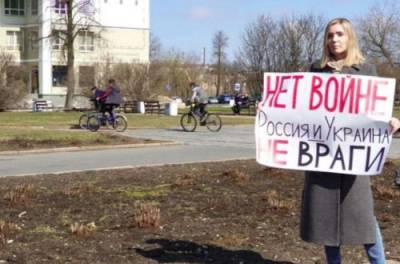 В России учительница вышла на одиночный протест против войны с Украиной