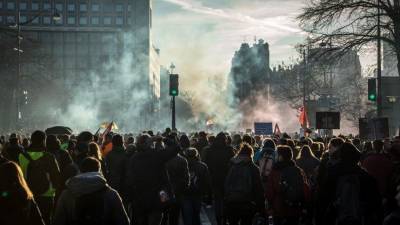 Жесткий локдаун вновь вывел европейцев на улицы, полиция не оценила
