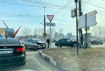 Две машины столкнулись на Мещерском бульваре в Нижнем Новгороде