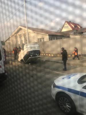 Toyota Funcargo легла на капот в результате ДТП в Южно-Сахалинске