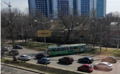 Трамвай сошел с рельсов и резко выскочил на дорогу: видео аварии возле площади в Одессе