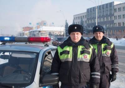 Сотрудники ГИБДД спасли семью из огня в Кемерове