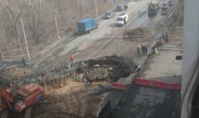 В Челябинске на ликвидацию провала грунта возле многоквартирного дома потребуется две недели