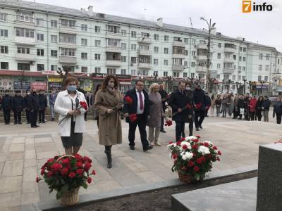 В Рязани возложили цветы к памятнику Циолковского в честь Дня космонавтики