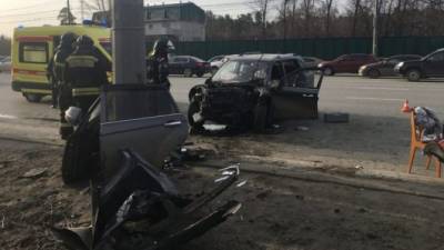 В Челябинске автомобиль врезался в столб – водитель погиб