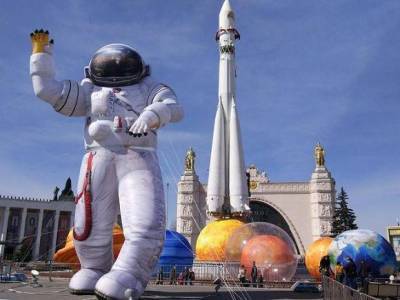 В Красноярске в День космонавтики сдулся надувной астронавт (фото)