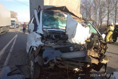 В столкновении «ГАЗели» и грузовика в Рязанском районе пострадал мужчина