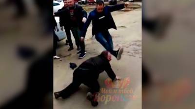В Воронеже братья жестоко избили таксиста: появилось видео