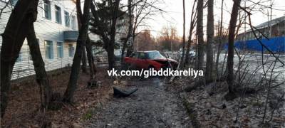 Пьяный водитель в Карелии сбил дорожный знак и попал в больницу