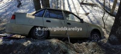 Утром на трассе в Карелии автомобилист на иномарке врезался в дерево