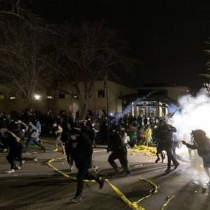 В Миннесоте вспыхнули протесты после того, как полицейский застрелил парня