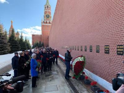 Делегация «Роскосмоса» возложила цветы к могиле Гагарина у Кремлёвской стены