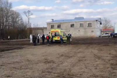 Болельщикам из Тверской области пришлось толкать скорую к вертолёту