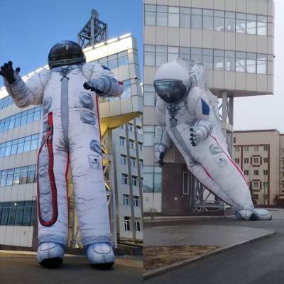 В Красноярске установили 17-метрового надувного космонавта. За ночь он сдулся и упал