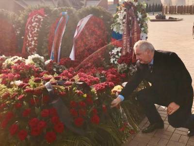 Гендиректор «Роскосмоса» возложил цветы к месту захоронения Юрия Гагарина