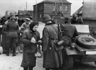 Какими деньгами расплачивались советские люди на оккупированных Гитлером территориях