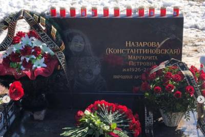 Артисты шоу Эрадзе прибрались на могиле актрисы Маргариты Назаровой в Нижнем Новгороде