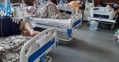 Кровати в коридорах и заполненные реанимации: как лечат больных коронавирусом в областной больнице Харькова