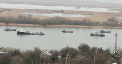 Россия массово перебрасывает военные катера к Черному морю (фото, видео)
