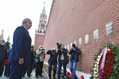 Рогозин возложил цветы к месту захоронения Юрия Гагарина