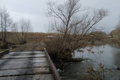 В Устье Кимовского района снизился уровень воды ниже полотна низководного моста