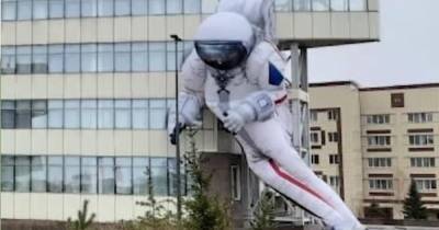 В Красноярске упал 17-метровый астронавт, установленный ко Дню космонавтики (видео)