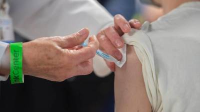 COVID-19: кому следует ожидать побочных эффектов от вакцинации и почему