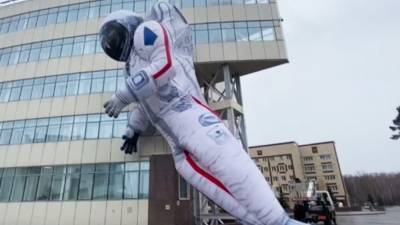 "Ни живая, ни мертвая": ветер порвал куклу 17-метрового космонавта в Красноярске