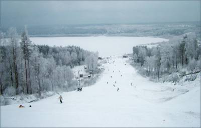 Мертвого лыжника нашли на горнолыжном склоне курорта «Красное озеро» в Коробицыно