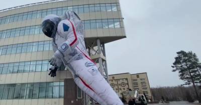 Символически сдулся: в Красноярске рухнула гигантская фигура космонавта (ВИДЕО)