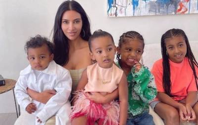 Счастливая мама: Ким Кардашьян поделилась новыми снимками с детьми
