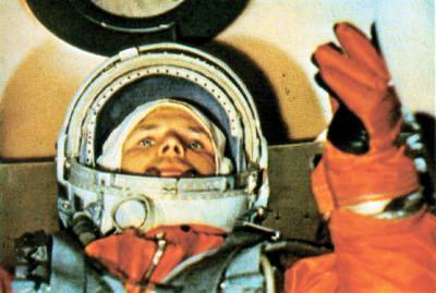 Почему сначала Гагарина называли пилотом-астронавтом