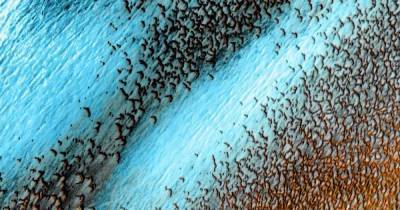 Голубые дюны на Красной планете: NASA опубликовало впечатляюще изображение поверхности Марса