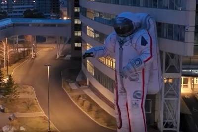 Видео падения огромной фигуры космонавта в Красноярске попало в Сеть