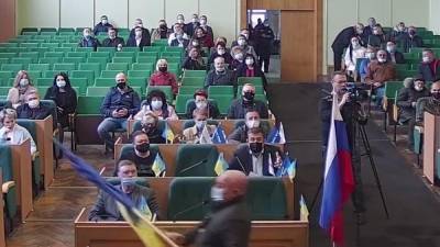 В годовщину оккупации Славянска в зал местного совета внесли российский флаг: видео